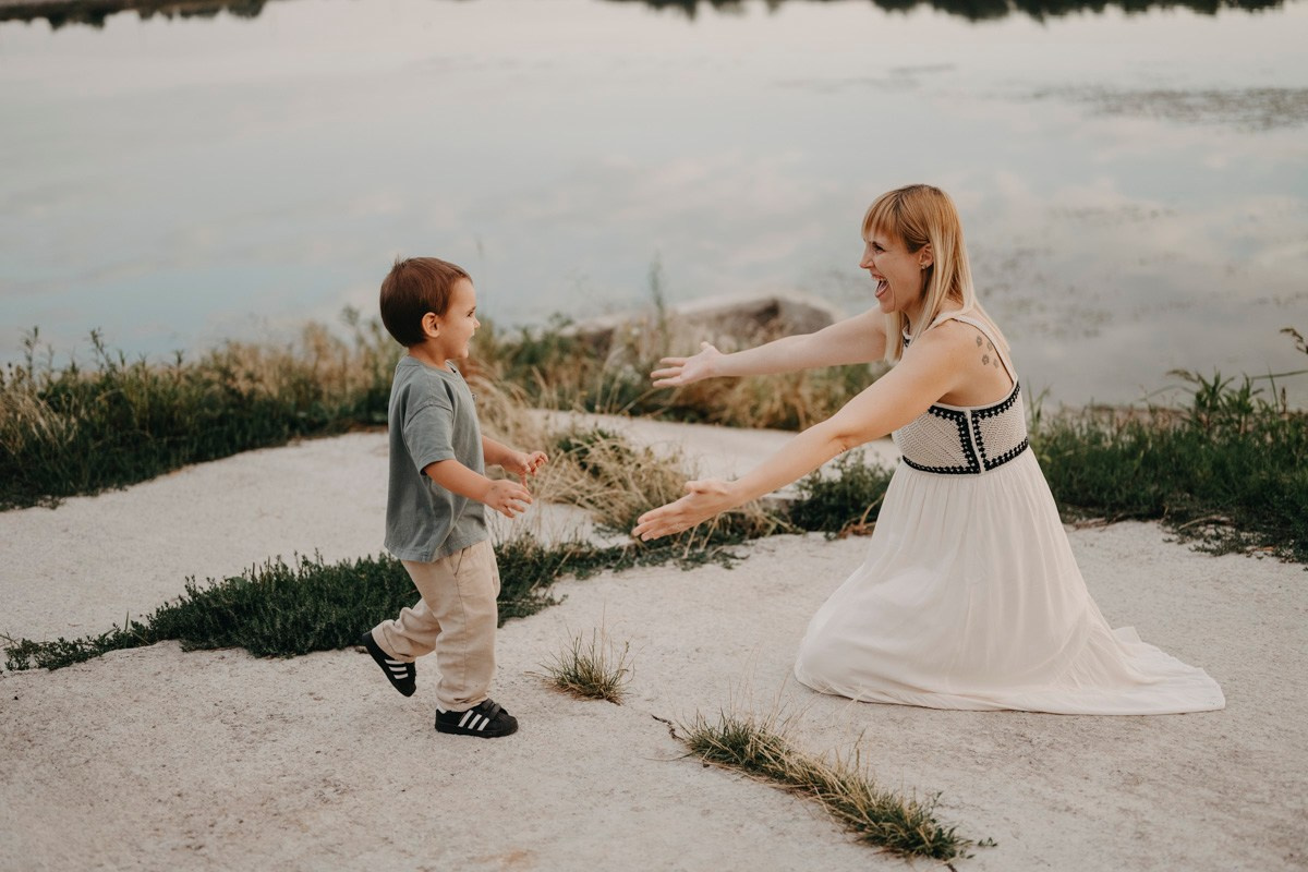 Dijana, Relja i Teo / porodicno fotografisanje napolju. Deciji i porodicni fotograf u Beogradu Oksana Skendzic