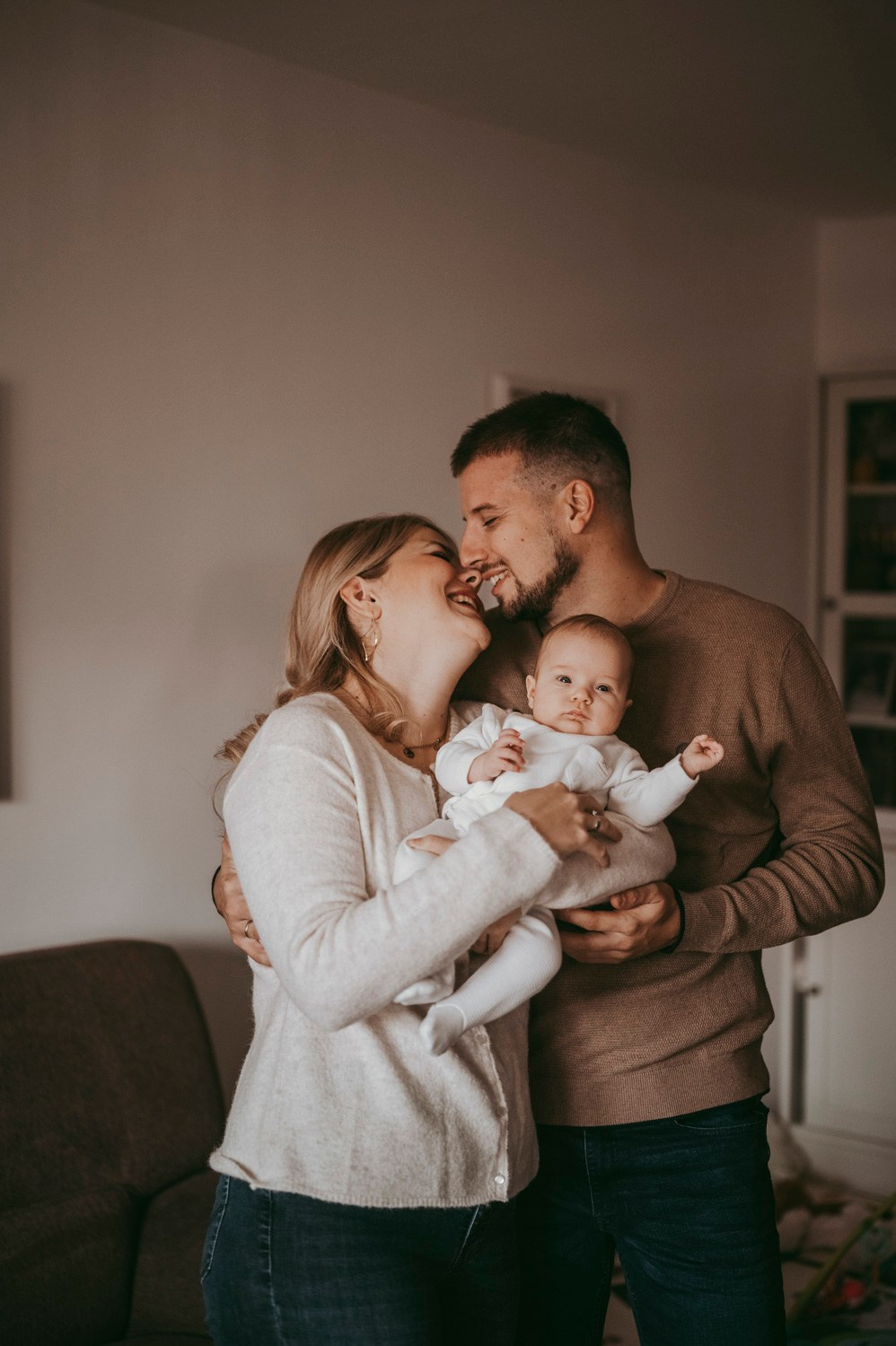 Porodicno fotografisanje sa bebom kod kuce / Ivana Miroslav i Nadica. Deciji i porodicni fotograf u Beogradu Oksana Skendzic