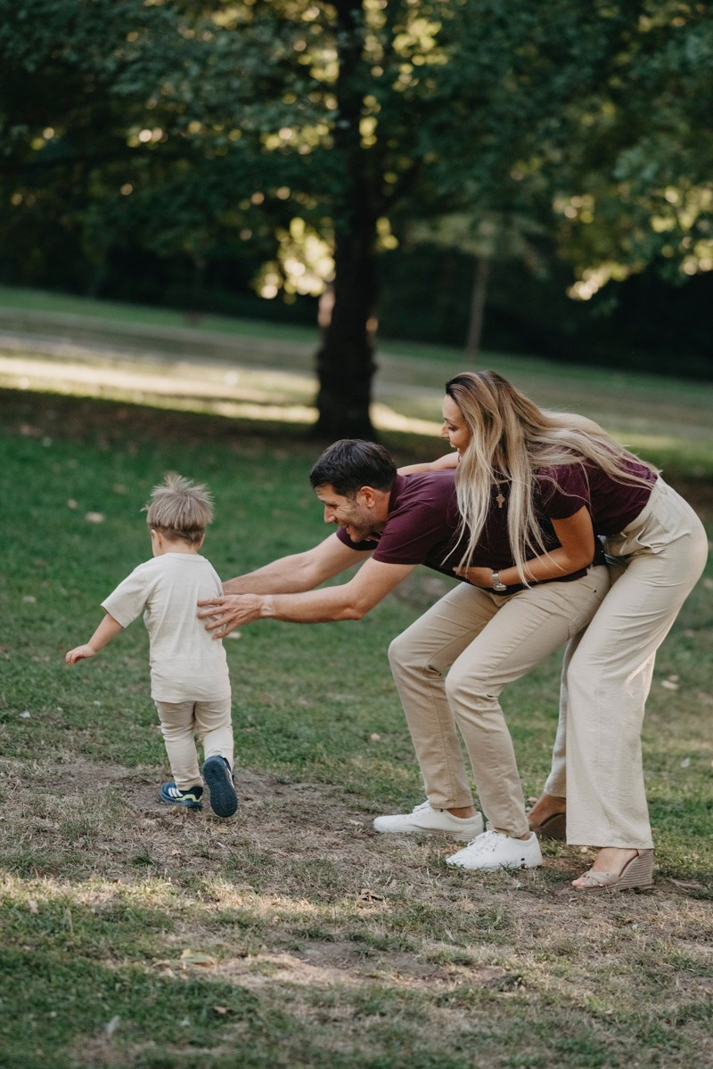 Aleksandra, Lazar, Marin i Leo / porodicno fotografisanje napolju. Deciji i porodicni fotograf u Beogradu Oksana Skendzic