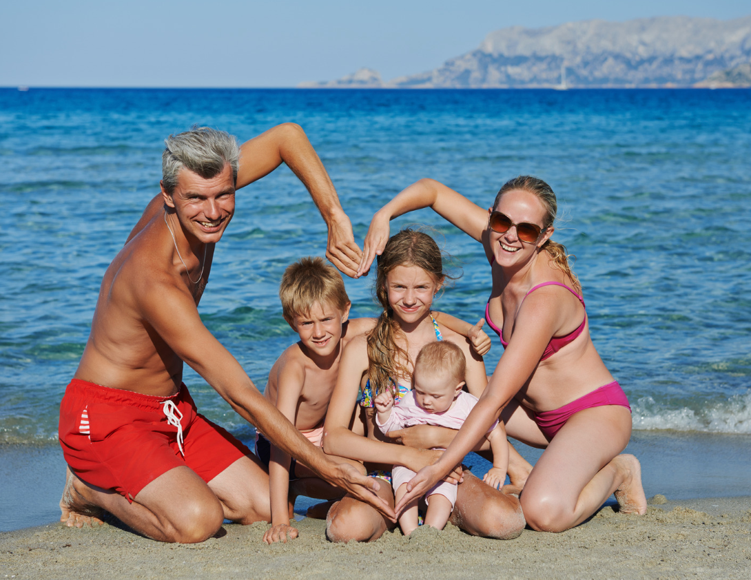 🇪🇸 Sesión de fotos familiar en la playa de la Costa Tropical (Motril, Andalucía), momentos auténticos al atardecer.🇬🇧 Family beach photoshoot on the Costa Tropical (Motril, Andalusia), authentic moments at sunset.