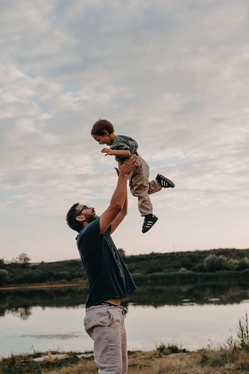 Dijana, Relja i Teo / porodicno fotografisanje napolju. Deciji i porodicni fotograf u Beogradu Oksana Skendzic