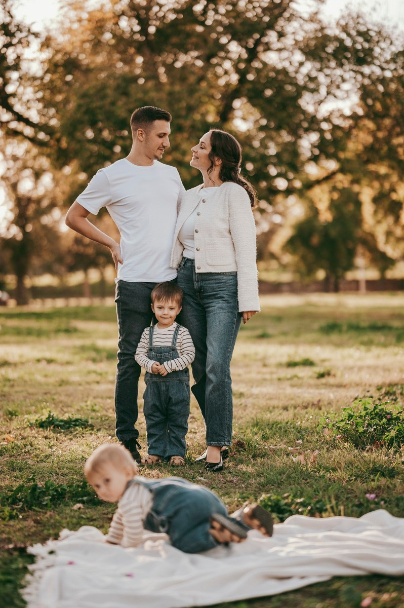 Aleksandra, Filip, Lion i Luka / PORODICNOFOTOGRAFISANJE napolju. Deciji i porodicni fotograf u Beogradu Oksana Skendzic