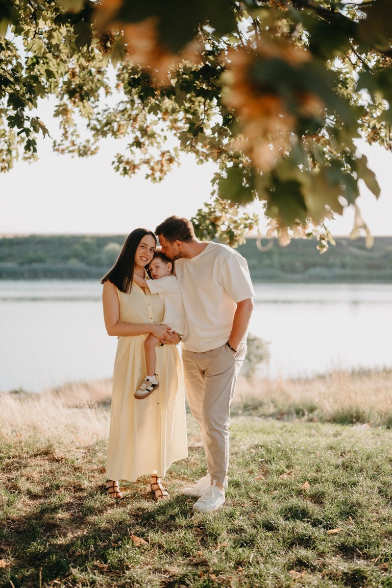 Djurdjica, Tadej i Miloje porodicno fotografisanje napolju. Deciji i porodicni fotograf u Beogradu Oksana Skendzic