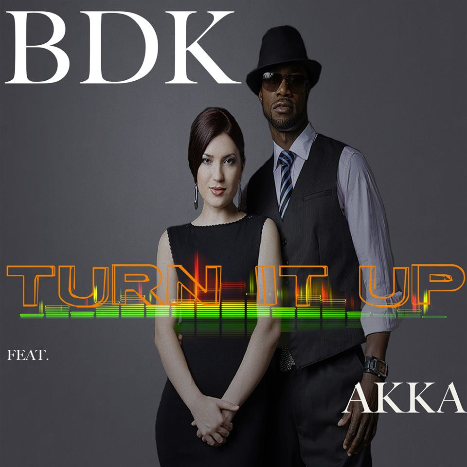 chanteuse AKKA (Anna Kocheva) avec rappeuses Birdy BDK pour la pochette du single Turn It Up