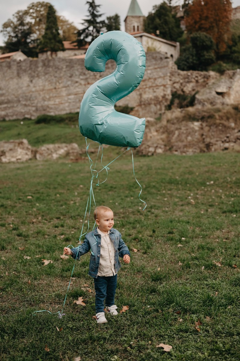 Nevena, Dusan i Vuk porodicno fotografisanje napolju. Deciji i porodicni fotograf u Beogradu Oksana Skendzic