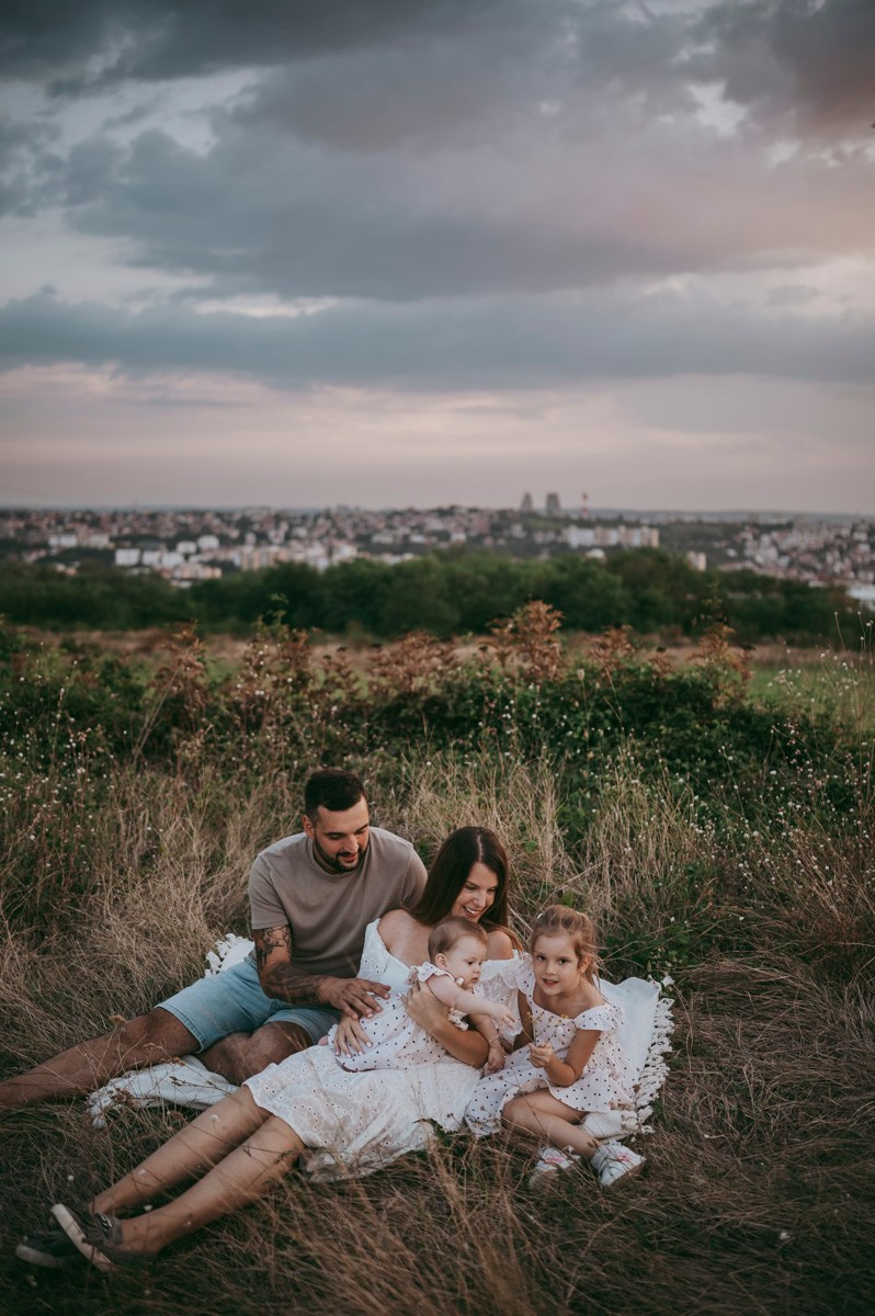 Sonja, Bojan, Nadja i Una / porodicno fotografisanje. Deciji i porodicni fotograf u Beogradu Oksana Skendzic