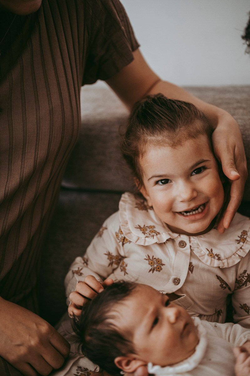 Katarina, Dejan, Petra i Julija / porodicno fotografisanje kod kuce. Deciji i porodicni fotograf u Beogradu Oksana Skendzic