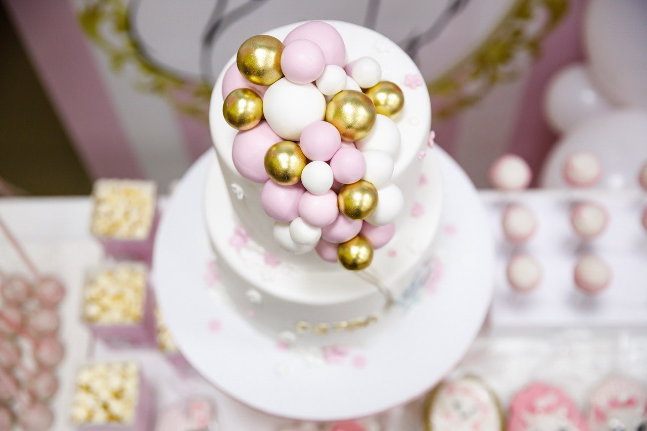 Dekorativna rođendanska torta sa pastelnim nijansama.