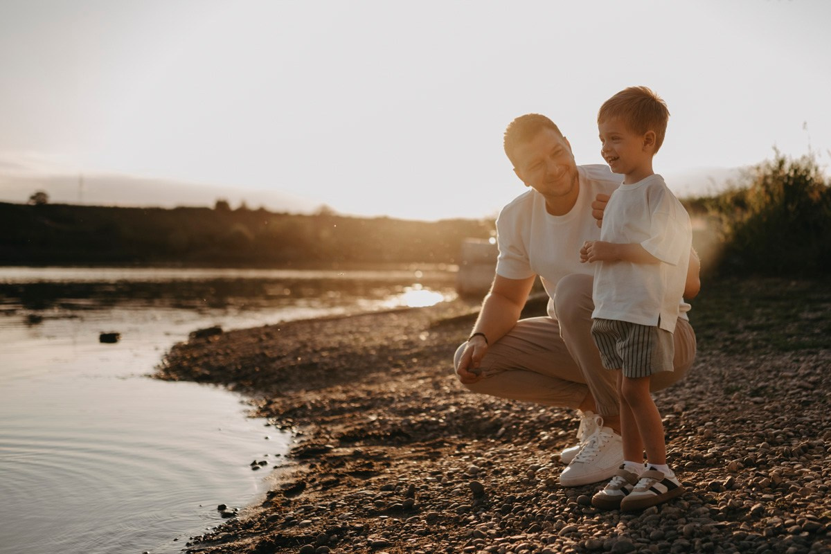 Djurdjica, Tadej i Miloje porodicno fotografisanje napolju. Deciji i porodicni fotograf u Beogradu Oksana Skendzic