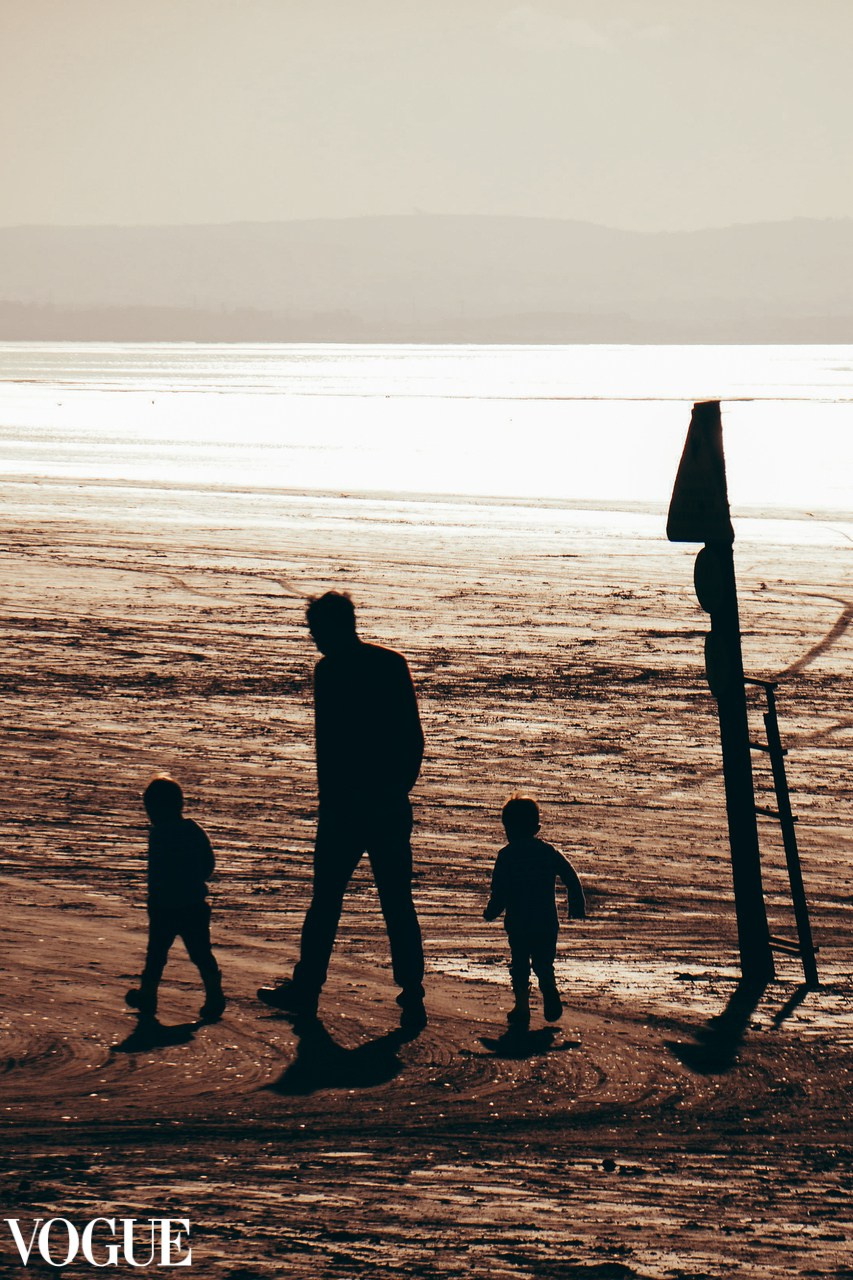 Dad and kids walking along the sea. Irina Zoteeva artistic photography.