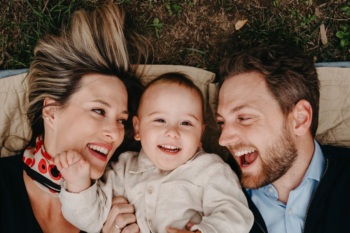 Nevena, Dusan i Vuk porodicno fotografisanje napolju. Deciji i porodicni fotograf u Beogradu Oksana Skendzic