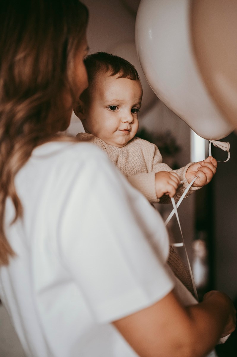 Filipova prva proslava rodjendan kod kuce. Deciji i porodicni fotograf u Beogradu Oksana Skendzic