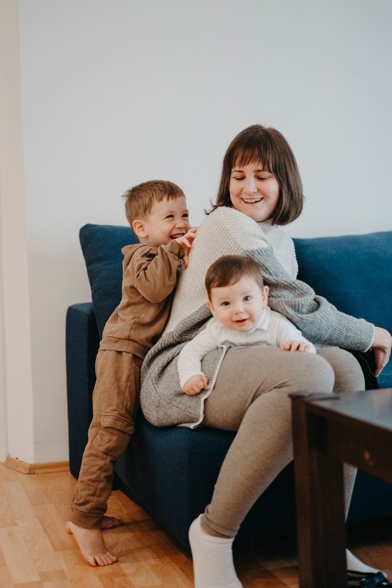 Porodicno fotografisanje kod kuce — Andjela, Lazar, Janko i Mihajlo. Deciji i porodicni fotograf u Beogradu Oksana Skendzic