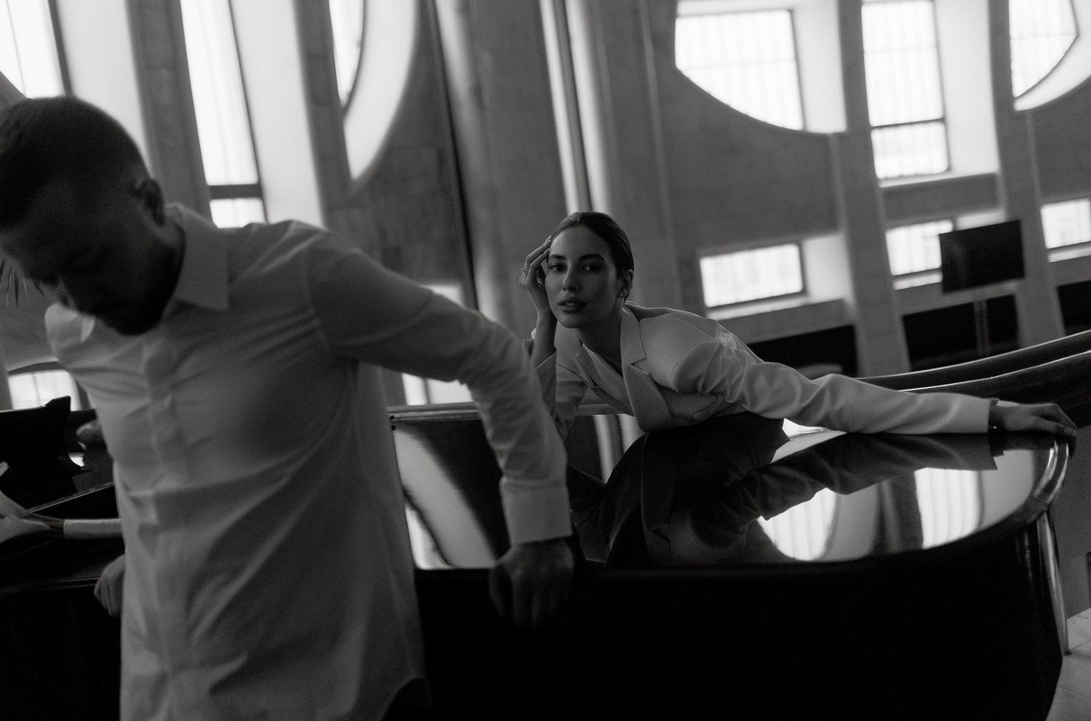 Editorial wedding portrait in Spanish castle garden