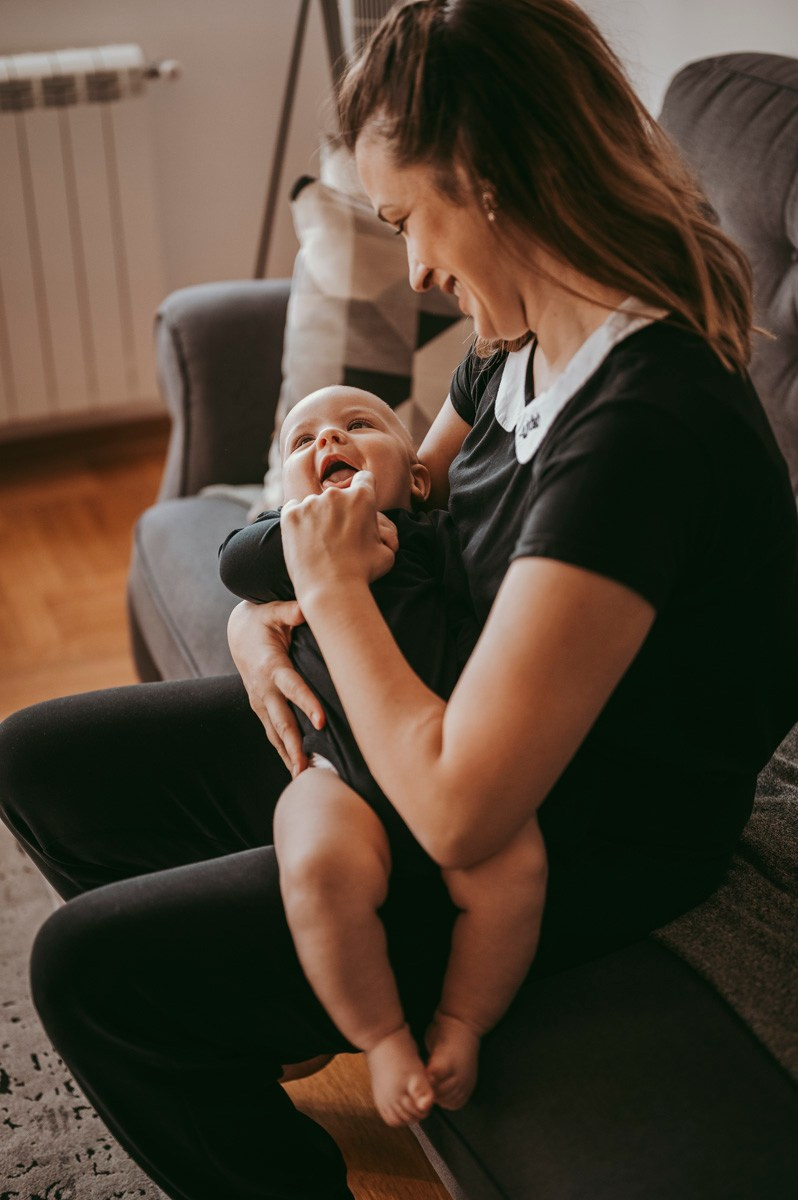Dobro dosao, Jakove / porodicno fotografisanje kod kuce. Deciji i porodicni fotograf u Beogradu Oksana Skendzic