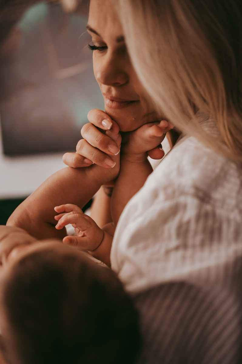 fotografisanje beba kod kuce, porodicno fotografisanje, fotografisanje dece, mama i beba, prve dane sa bebom, kozmetika za bebe, poklon za decu, soba za bebu, decija garderoba, majcinstvo, nega novorodjenceta, priprema za porodjaj, nega beba, dojenje