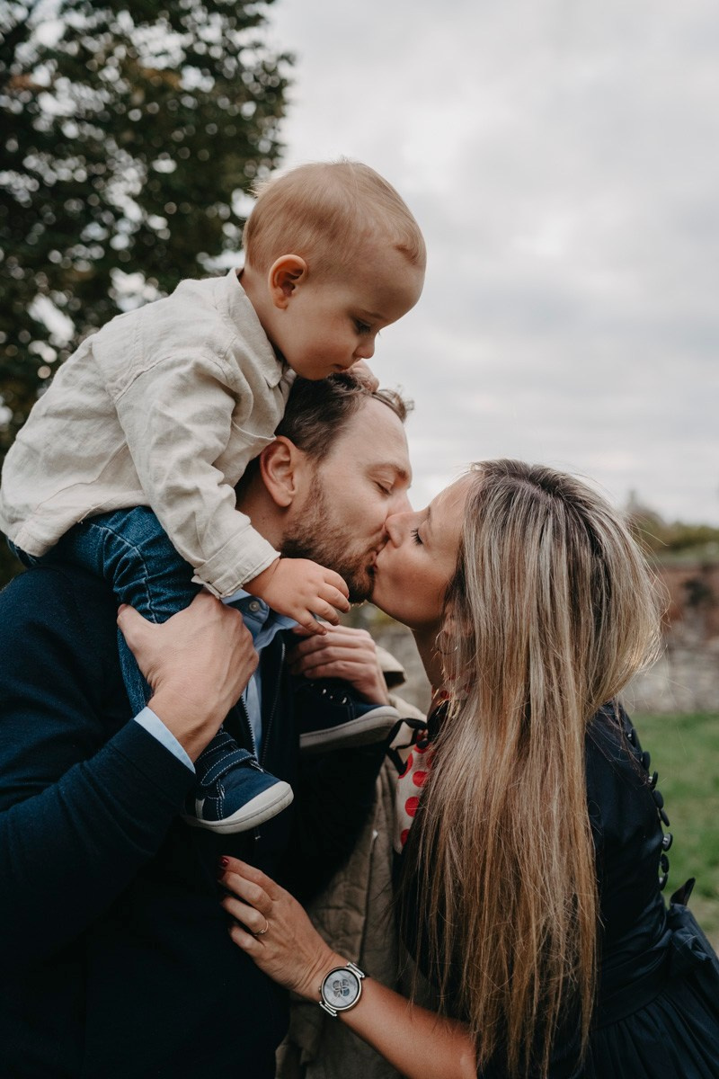 Nevena, Dusan i Vuk porodicno fotografisanje napolju. Deciji i porodicni fotograf u Beogradu Oksana Skendzic