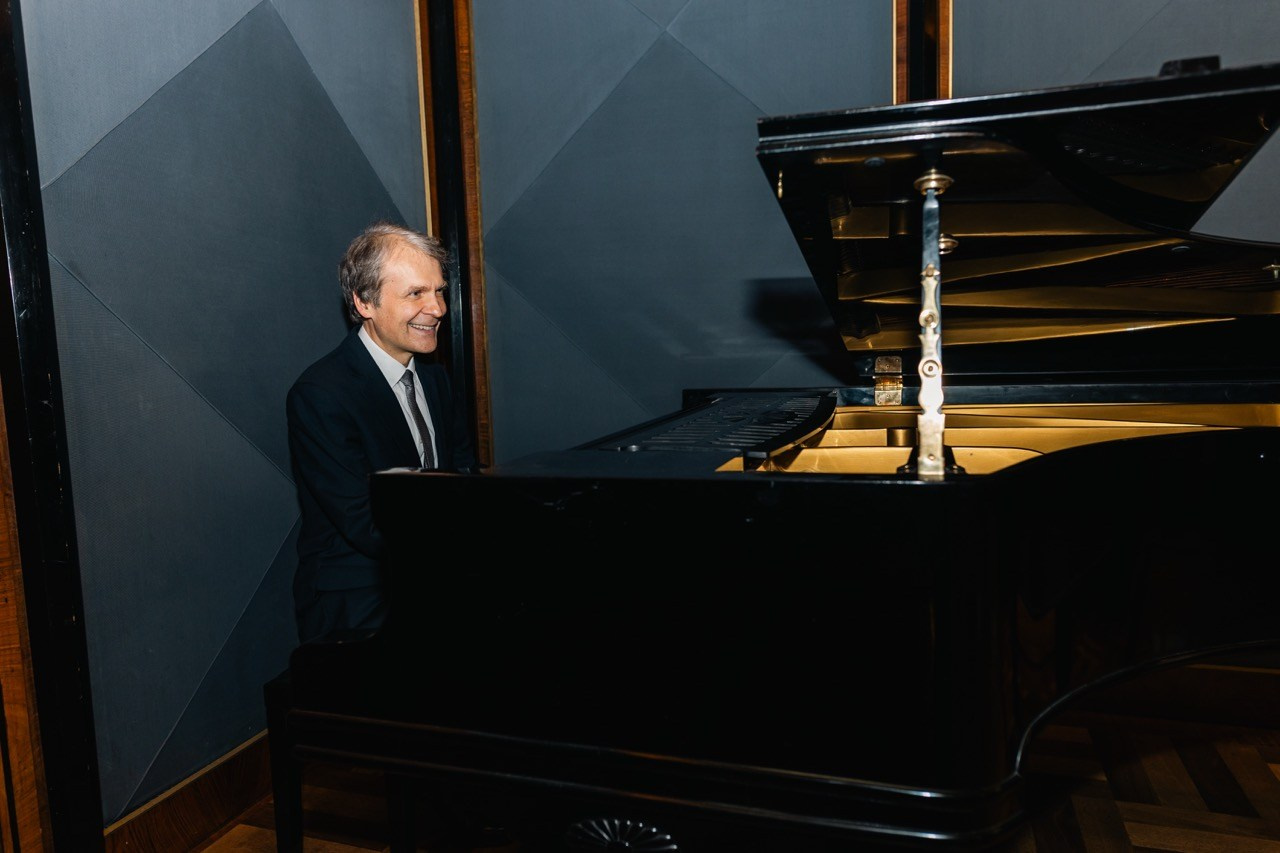 Firemní fotograf Praha. Dana Lišková — Empatická fotografka | Introspektivní umělkyně | Neurodivergentní koučka| Zakladatelka Artepy.cz