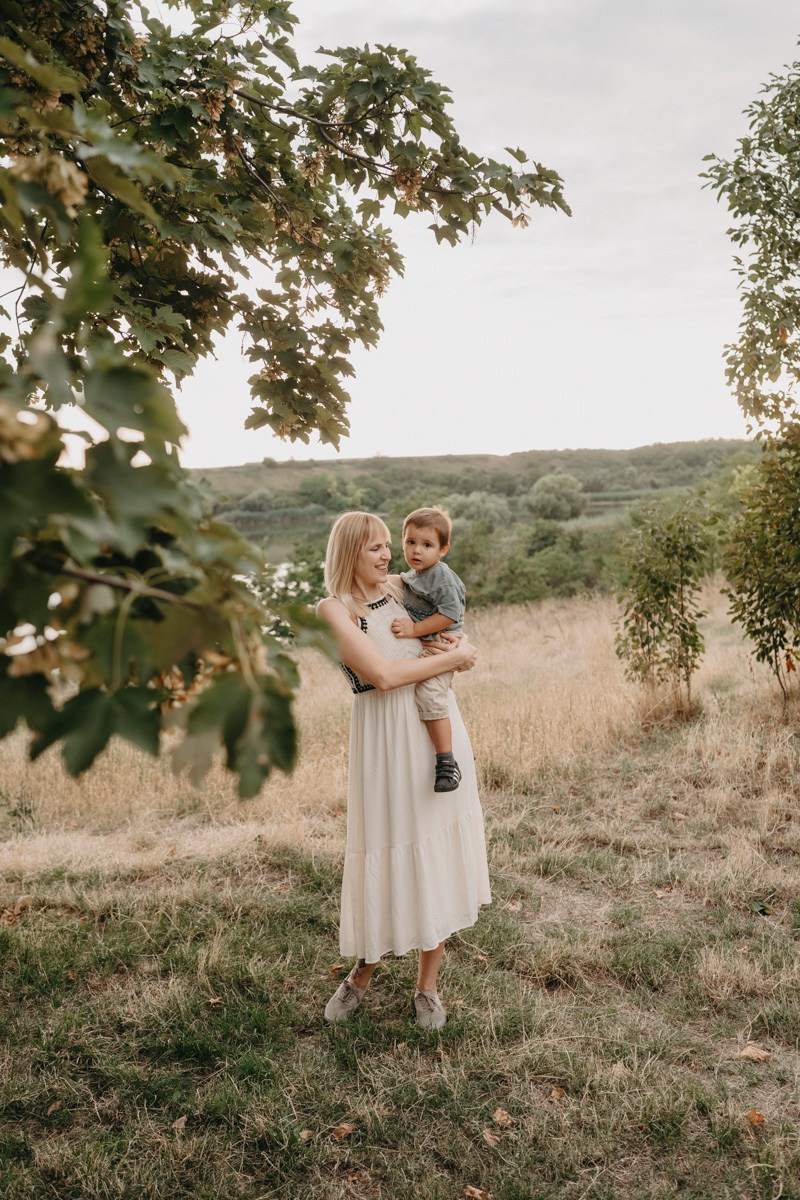 Dijana, Relja i Teo / porodicno fotografisanje napolju. Deciji i porodicni fotograf u Beogradu Oksana Skendzic