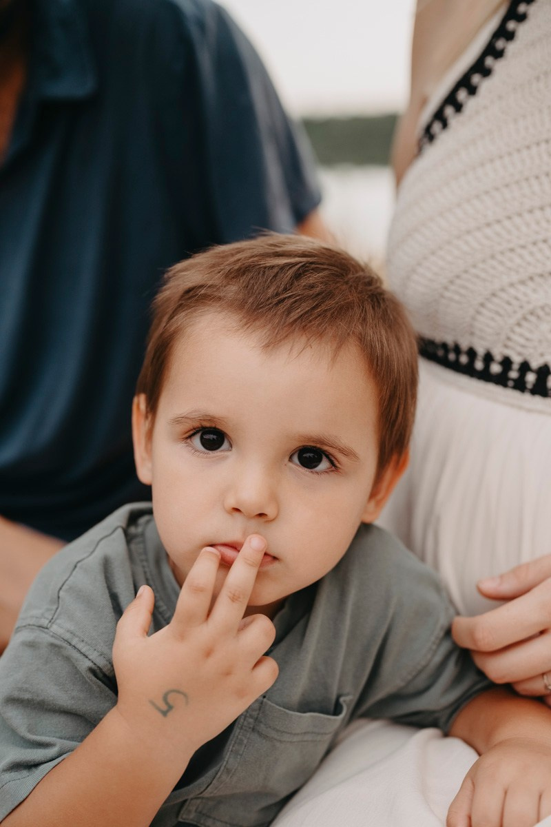 Dijana, Relja i Teo / porodicno fotografisanje napolju. Deciji i porodicni fotograf u Beogradu Oksana Skendzic