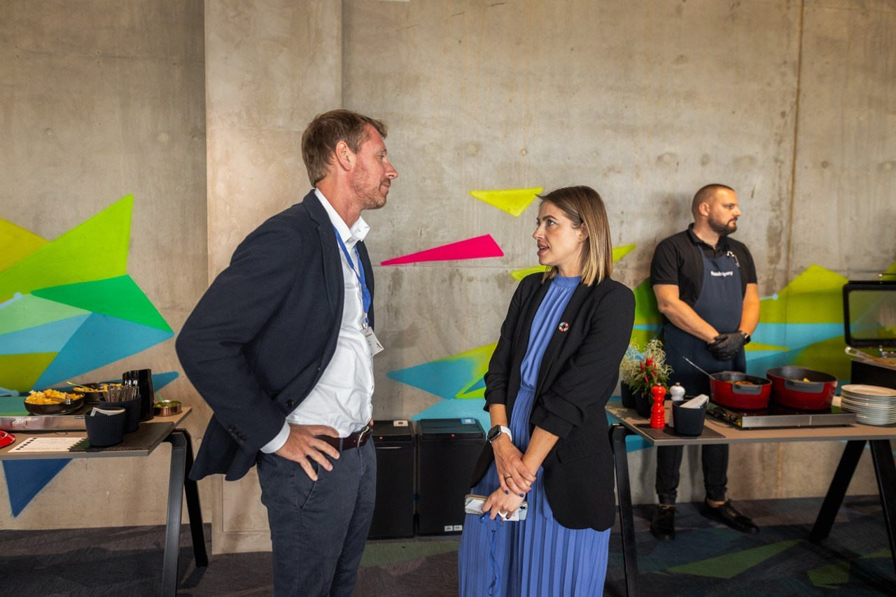 Firemní fotograf Praha. Dana Lišková — Empatická fotografka | Introspektivní umělkyně | Neurodivergentní koučka| Zakladatelka Artepy.cz