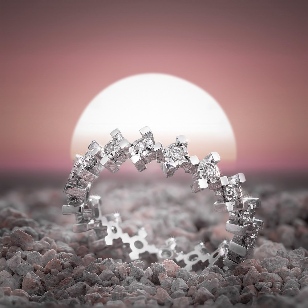 Burma sa dijamantima u zalasku sunca.