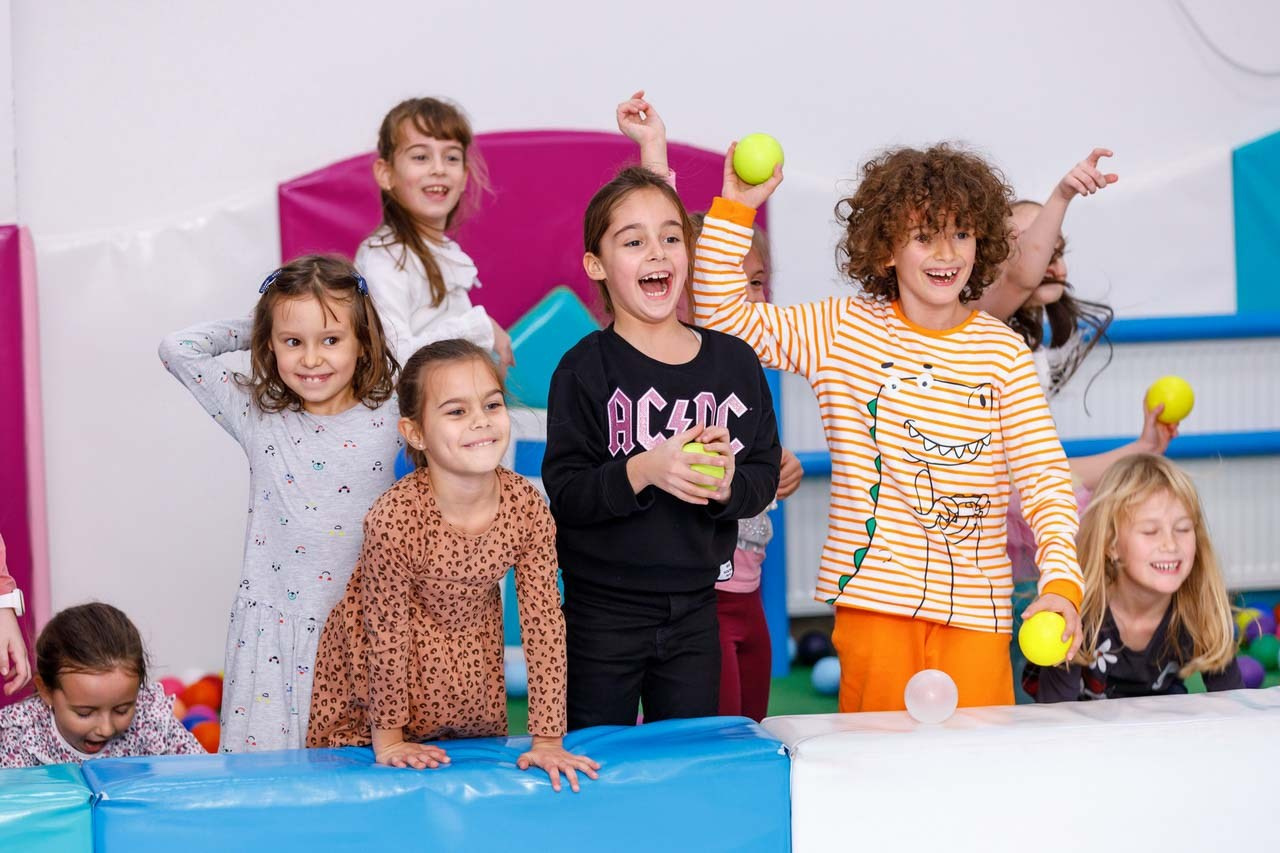 Deca pevaju i plešu tokom rođendanskog programa.