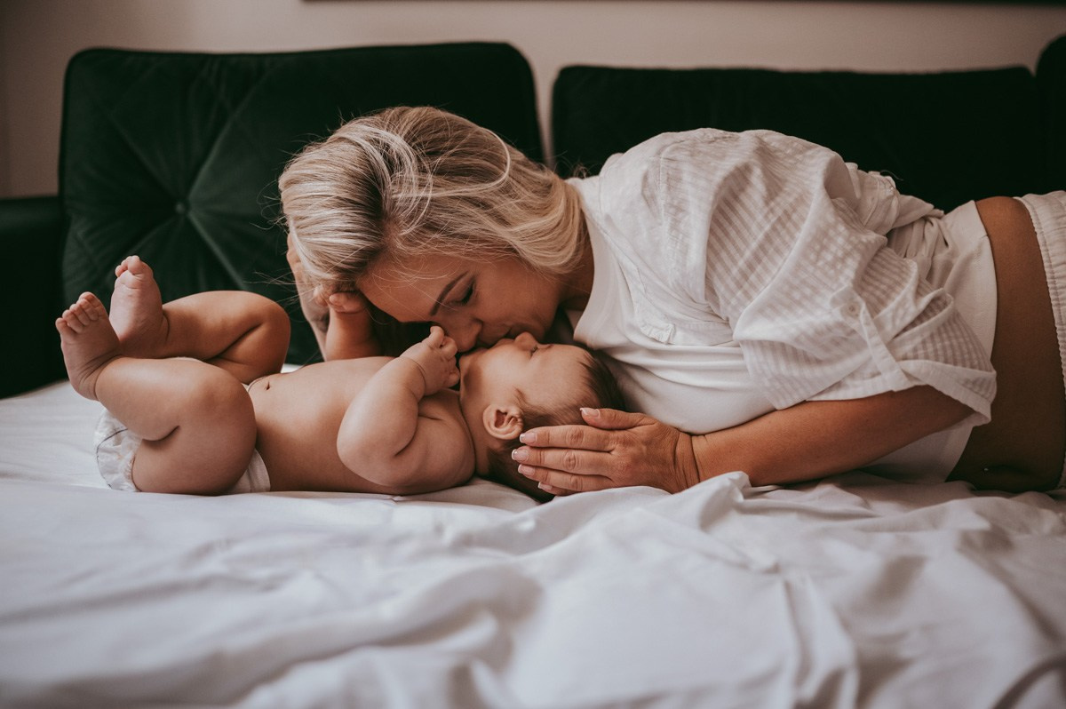 fotografisanje beba kod kuce, porodicno fotografisanje, fotografisanje dece, mama i beba, prve dane sa bebom, kozmetika za bebe, poklon za decu, soba za bebu, decija garderoba, majcinstvo, nega novorodjenceta, priprema za porodjaj, nega beba, dojenje