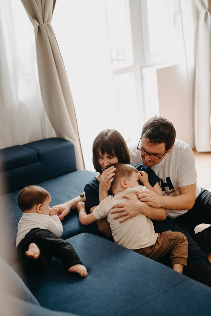 Porodicno fotografisanje kod kuce — Andjela, Lazar, Janko i Mihajlo. Deciji i porodicni fotograf u Beogradu Oksana Skendzic