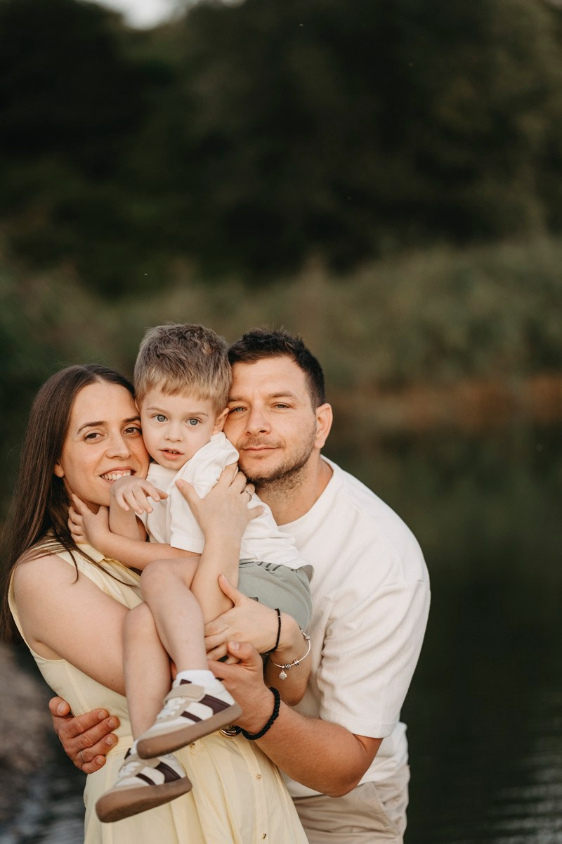 Djurdjica, Tadej i Miloje porodicno fotografisanje napolju. Deciji i porodicni fotograf u Beogradu Oksana Skendzic