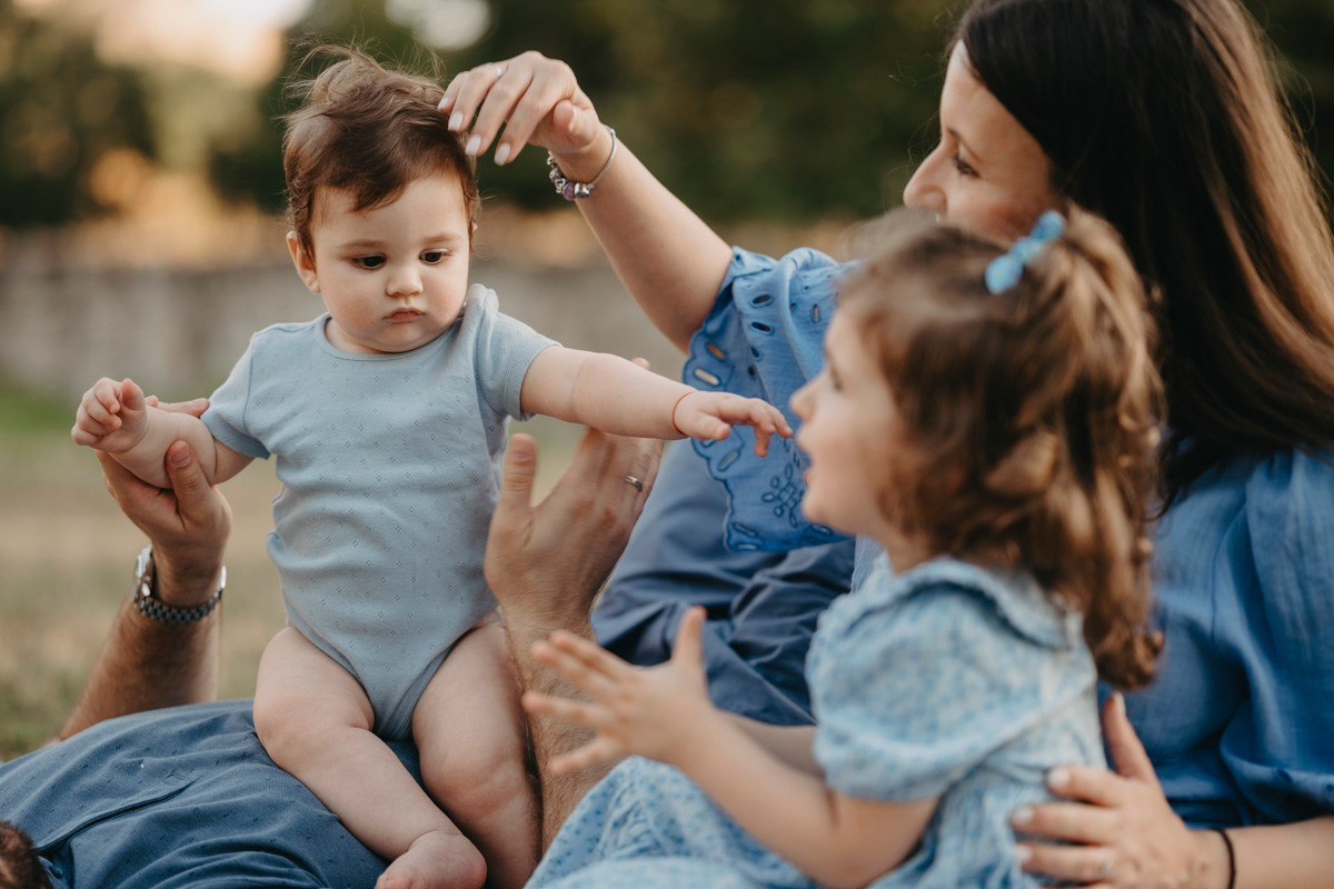 Jovana Zoran Jana i Bogdan — porodicno fotografisanje napolju. Deciji i porodicni fotograf u Beogradu Oksana Skendzic