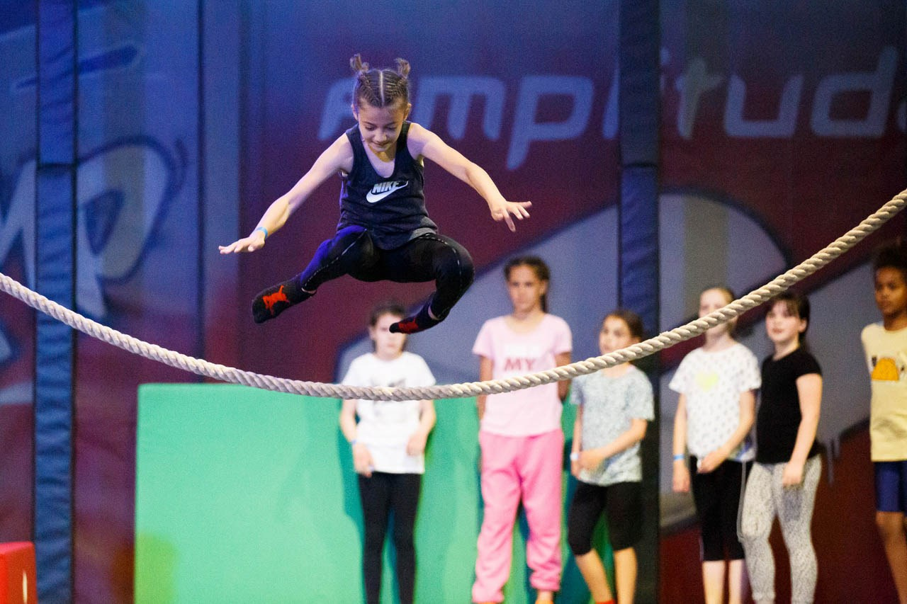 Preskakanje konopca u igraonici sa trambolinama na dečijem rođendanu.