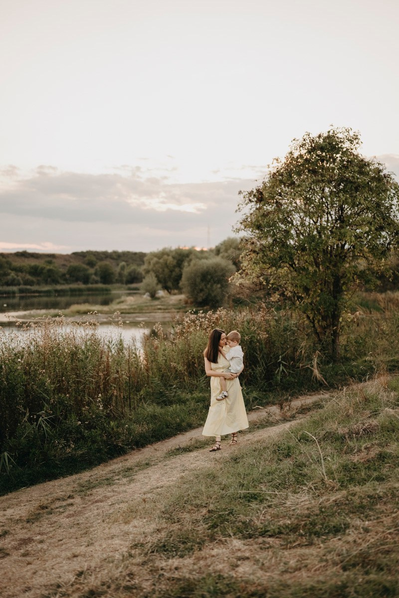 Djurdjica, Tadej i Miloje porodicno fotografisanje napolju. Deciji i porodicni fotograf u Beogradu Oksana Skendzic
