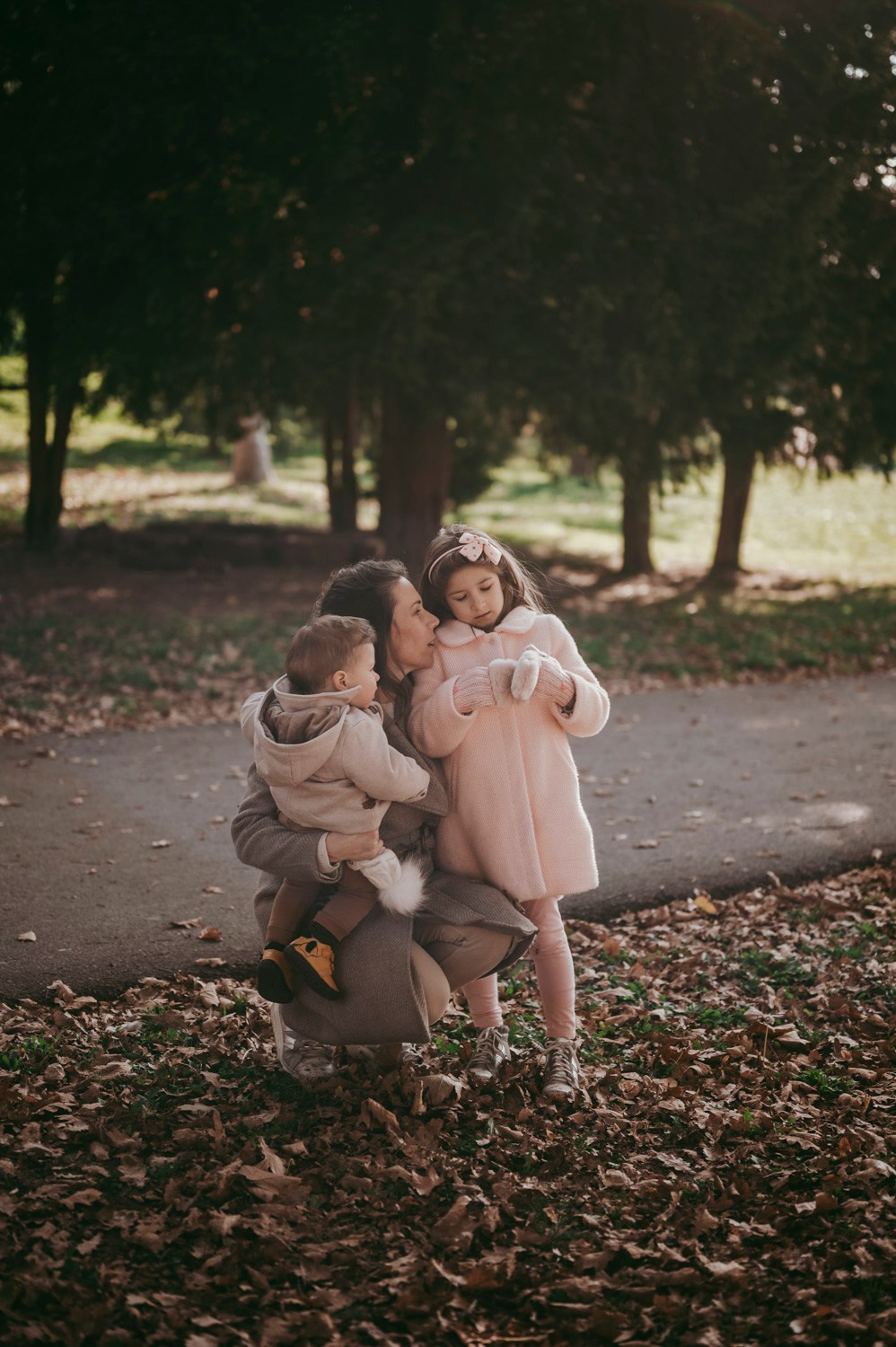 Iva, Ivan, Tara i Stefan — porodicno fotografisanje napolju. Deciji i porodicni fotograf u Beogradu Oksana Skendzic