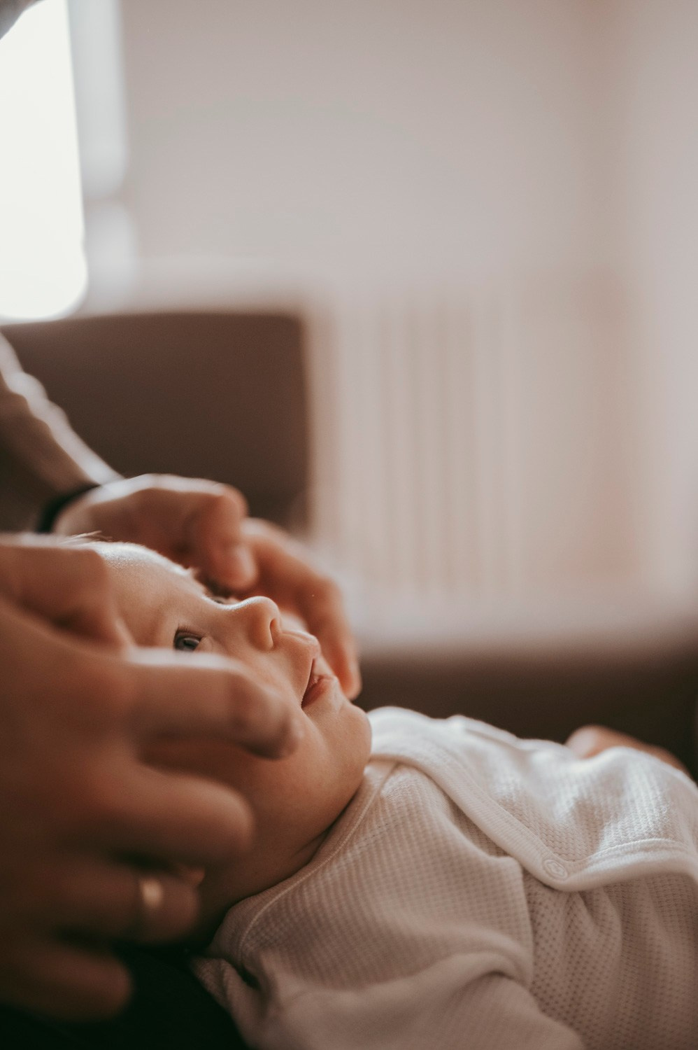 Porodicno fotografisanje sa bebom kod kuce / Ivana Miroslav i Nadica. Deciji i porodicni fotograf u Beogradu Oksana Skendzic