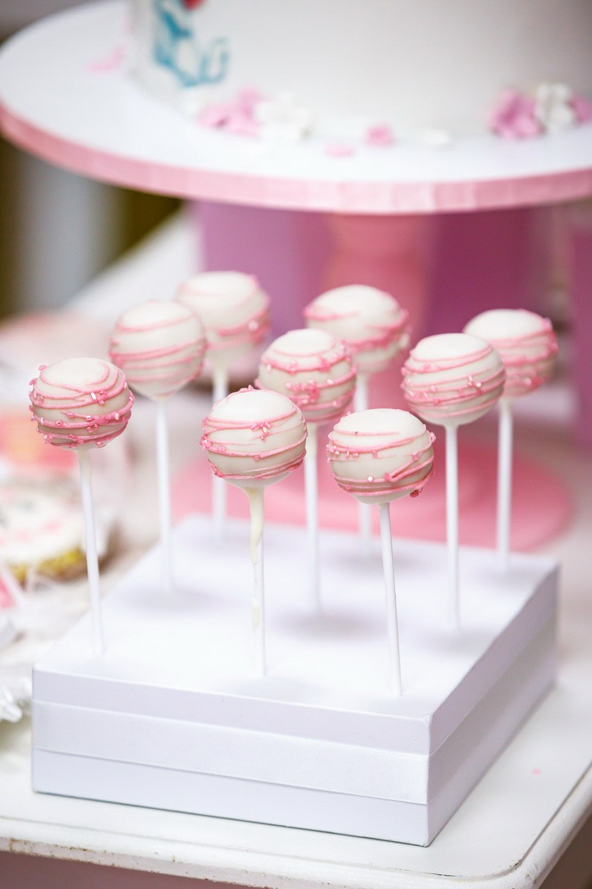 Dekoracija sa ukusnim slatkišima na dečjem rođendanu.