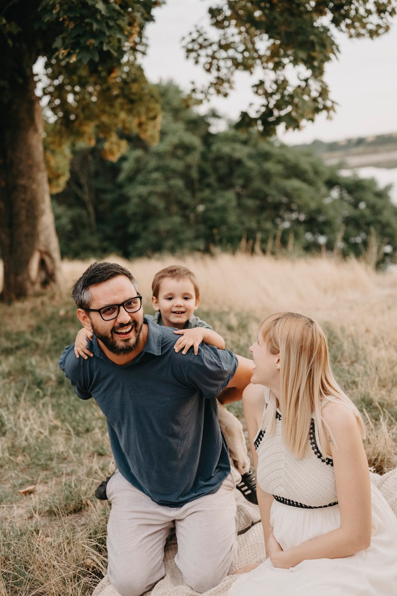 Dijana, Relja i Teo / porodicno fotografisanje napolju. Deciji i porodicni fotograf u Beogradu Oksana Skendzic
