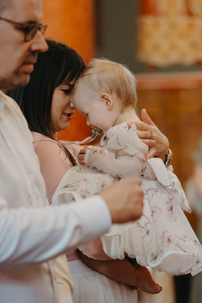 Verino krstenje / Crkva Rodjenja Presvete Bogorodice, Batajnica. Deciji i porodicni fotograf u Beogradu Oksana Skendzic