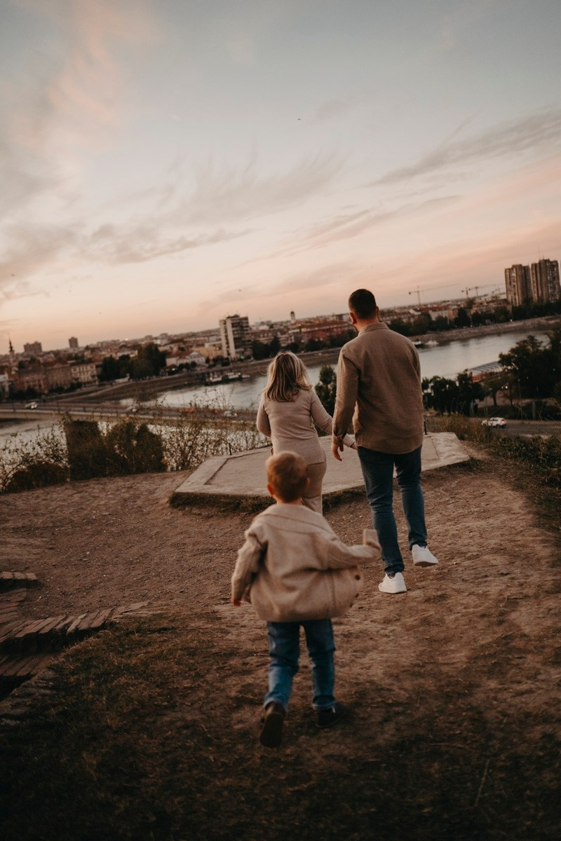 Zlata, Nemanja i Aleksej — porodicno fotografisanje napolju. Deciji i porodicni fotograf u Beogradu Oksana Skendzic