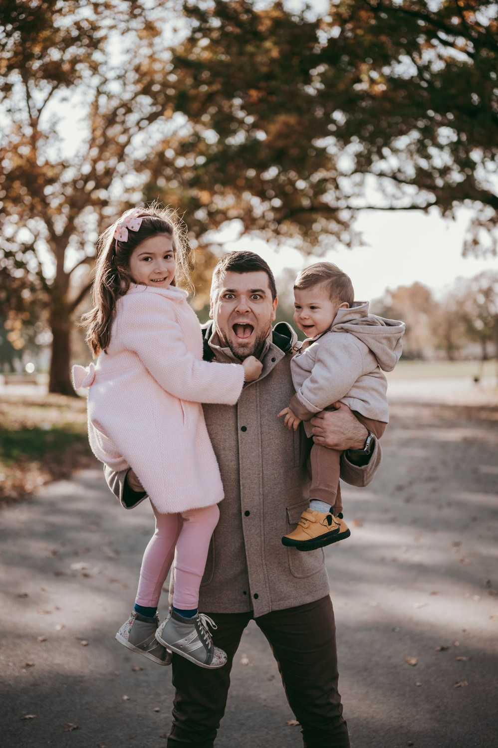 Iva, Ivan, Tara i Stefan — porodicno fotografisanje napolju. Deciji i porodicni fotograf u Beogradu Oksana Skendzic