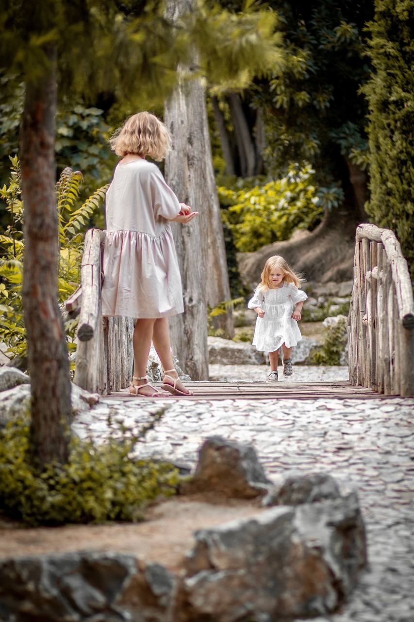 Mom and daughter photo walk in National Garden. Family Photographer in Greece