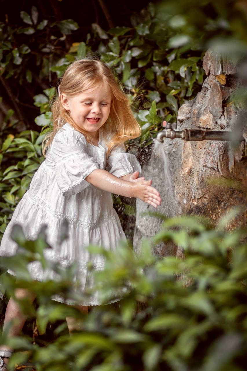 Mom and daughter photo walk in National Garden. Family Photographer in Greece