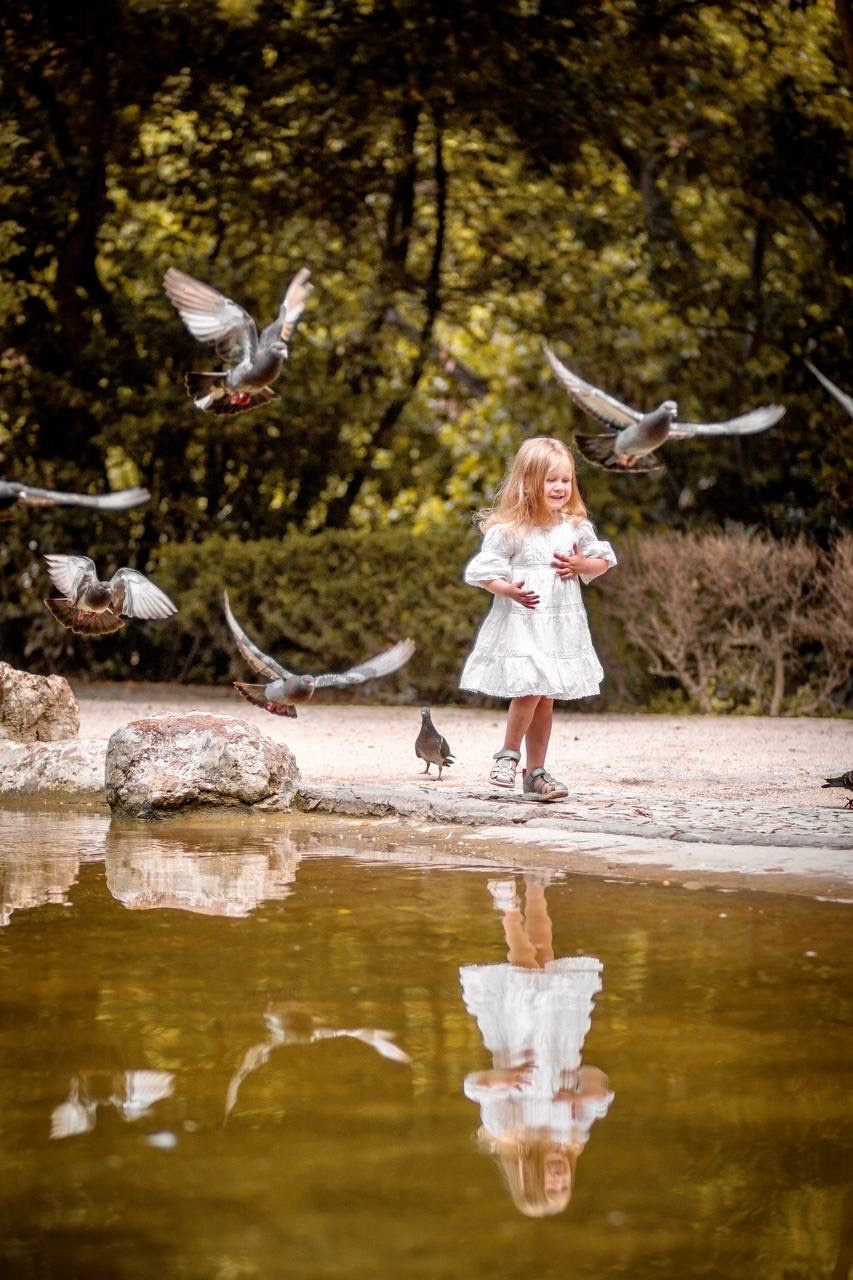 Mom and daughter photo walk in National Garden. Family Photographer in Greece