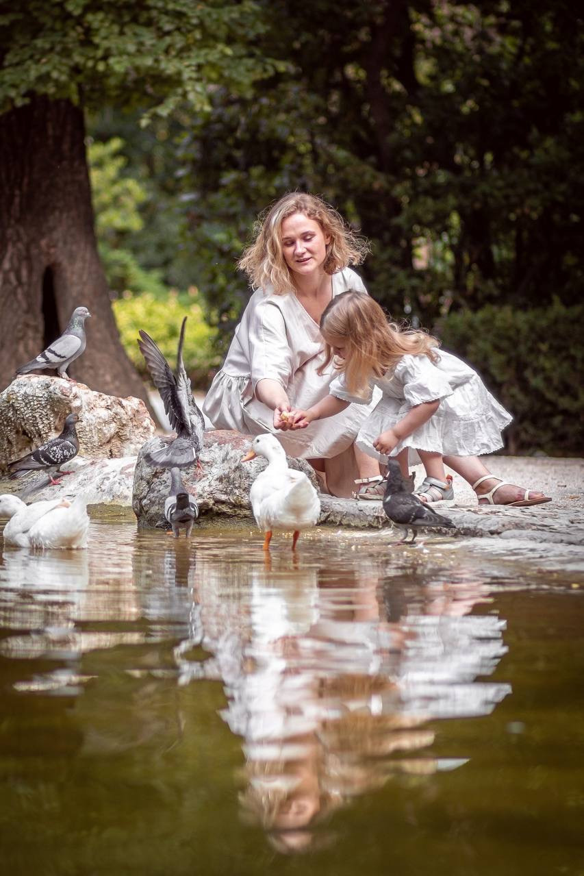 Mom and daughter photo walk in National Garden. Family Photographer in Greece