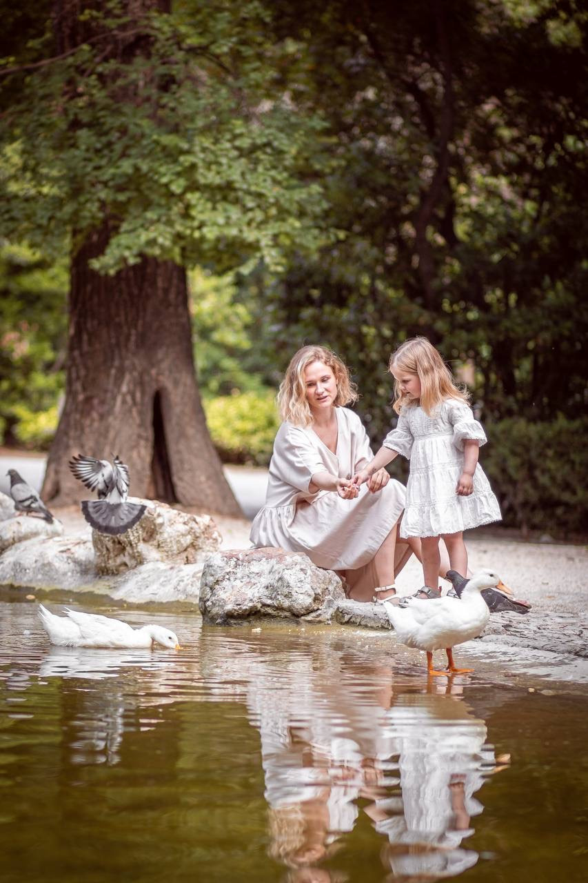Mom and daughter photo walk in National Garden. Family Photographer in Greece