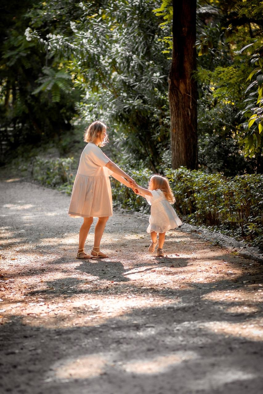 Mom and daughter photo walk in National Garden. Family Photographer in Greece