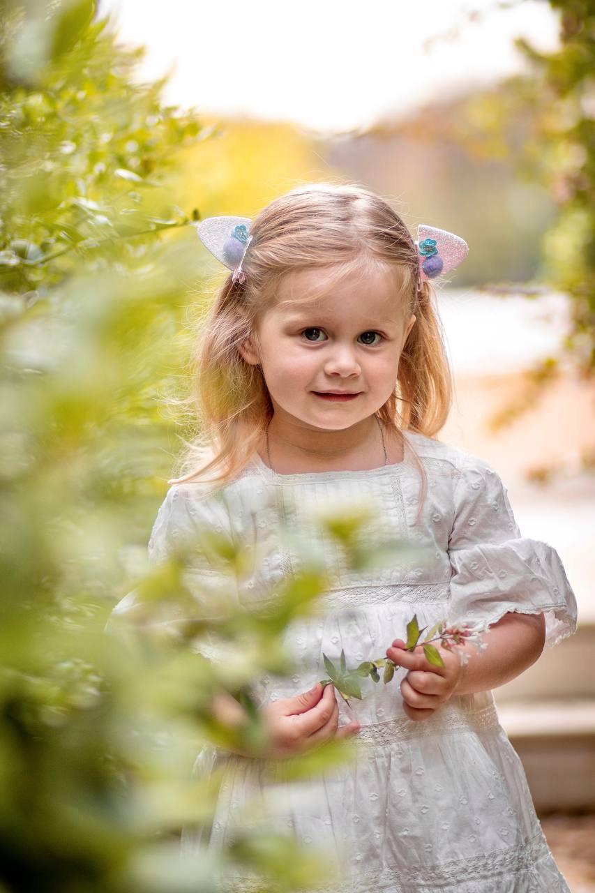 Mom and daughter photo walk in National Garden. Family Photographer in Greece