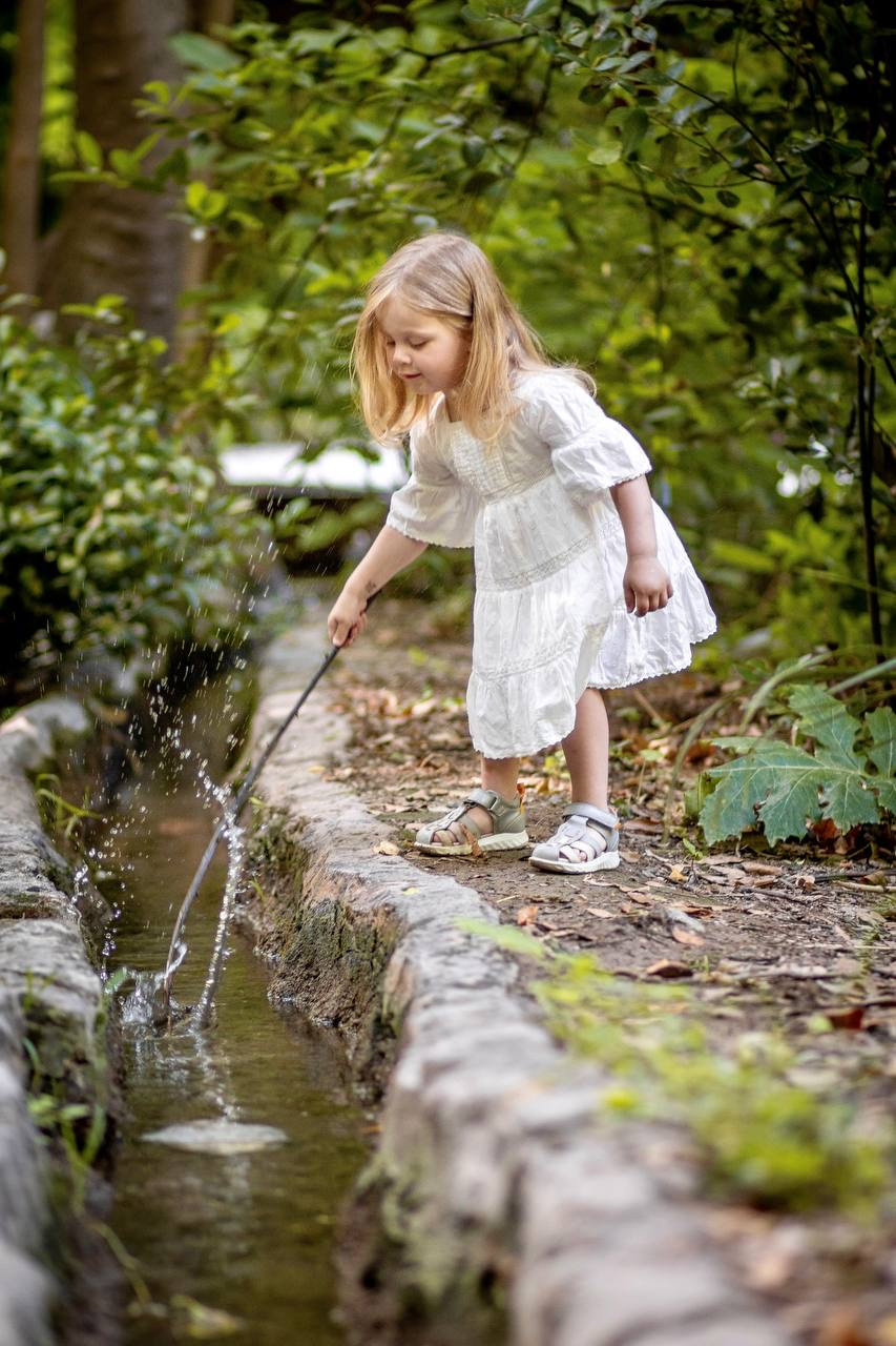 Mom and daughter photo walk in National Garden. Family Photographer in Greece
