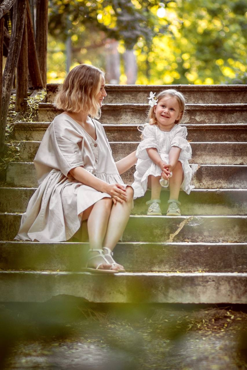 Mom and daughter photo walk in National Garden. Family Photographer in Greece