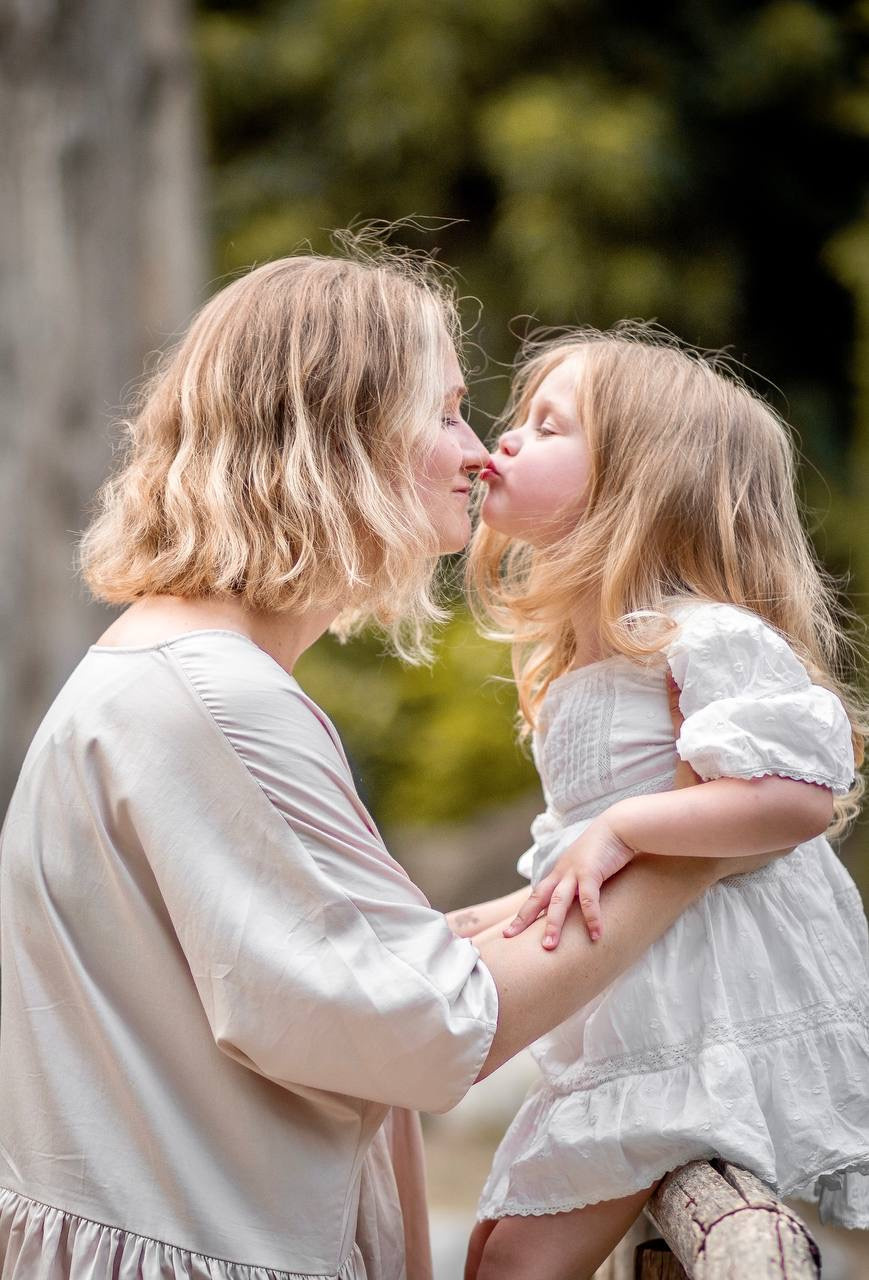 Mom and daughter photo walk in National Garden. Family Photographer in Greece